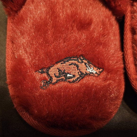 NWT Arkansas Razorbacks open-toed fuzzy slippers. Size: S 5-6 - Picture 3 of 7